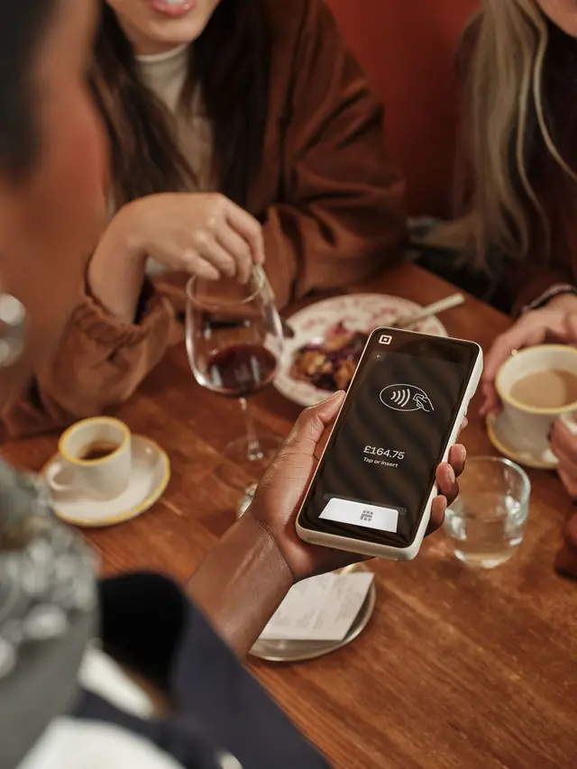Handheld card terminal accepting a contactless payment